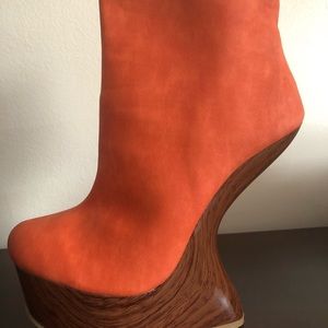 Worn once. Heel-less platform boots